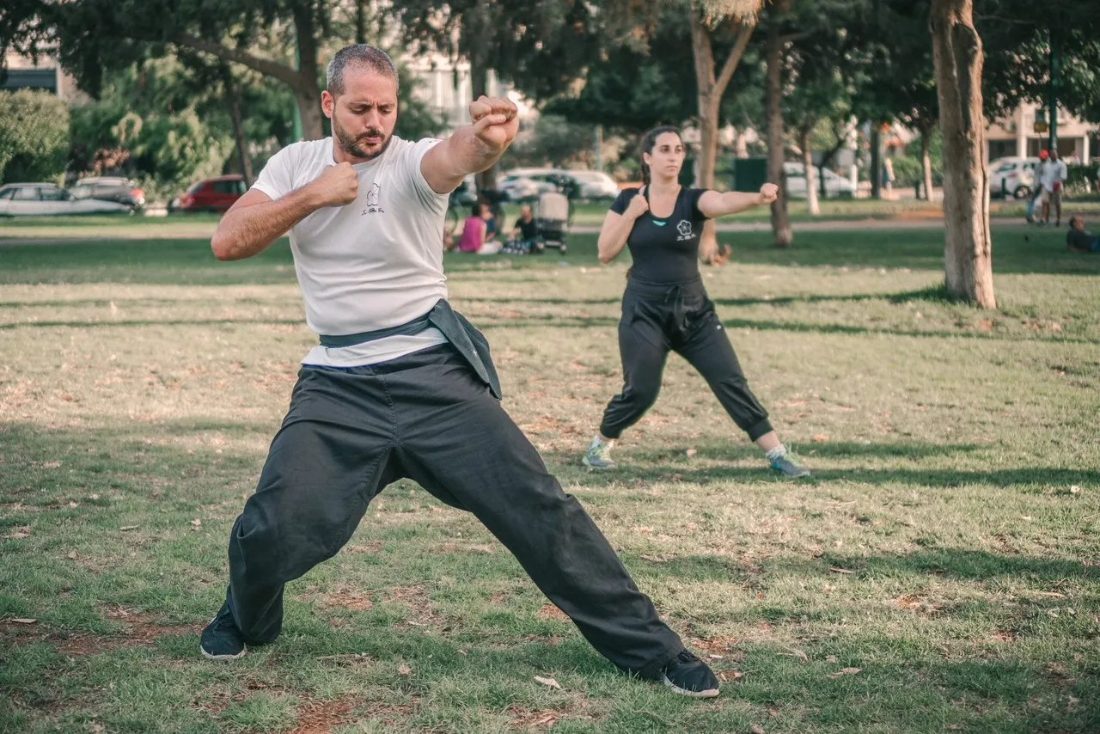 תלמידי וו מיי בתרגול צ׳י קונג בפארק הירקון — אומנות תנועה ונשימה לאיזון אנרגיית החיים