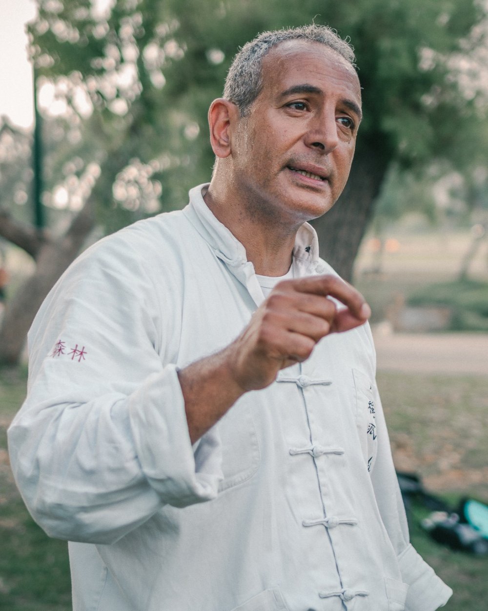 סיפו אבנר אקוע - דור 8 לשושלת וו מיי, מורה ראשי בבית הספר וו מיי קונג פו ישראל, בלבוש מסורתי בפארק הירקון